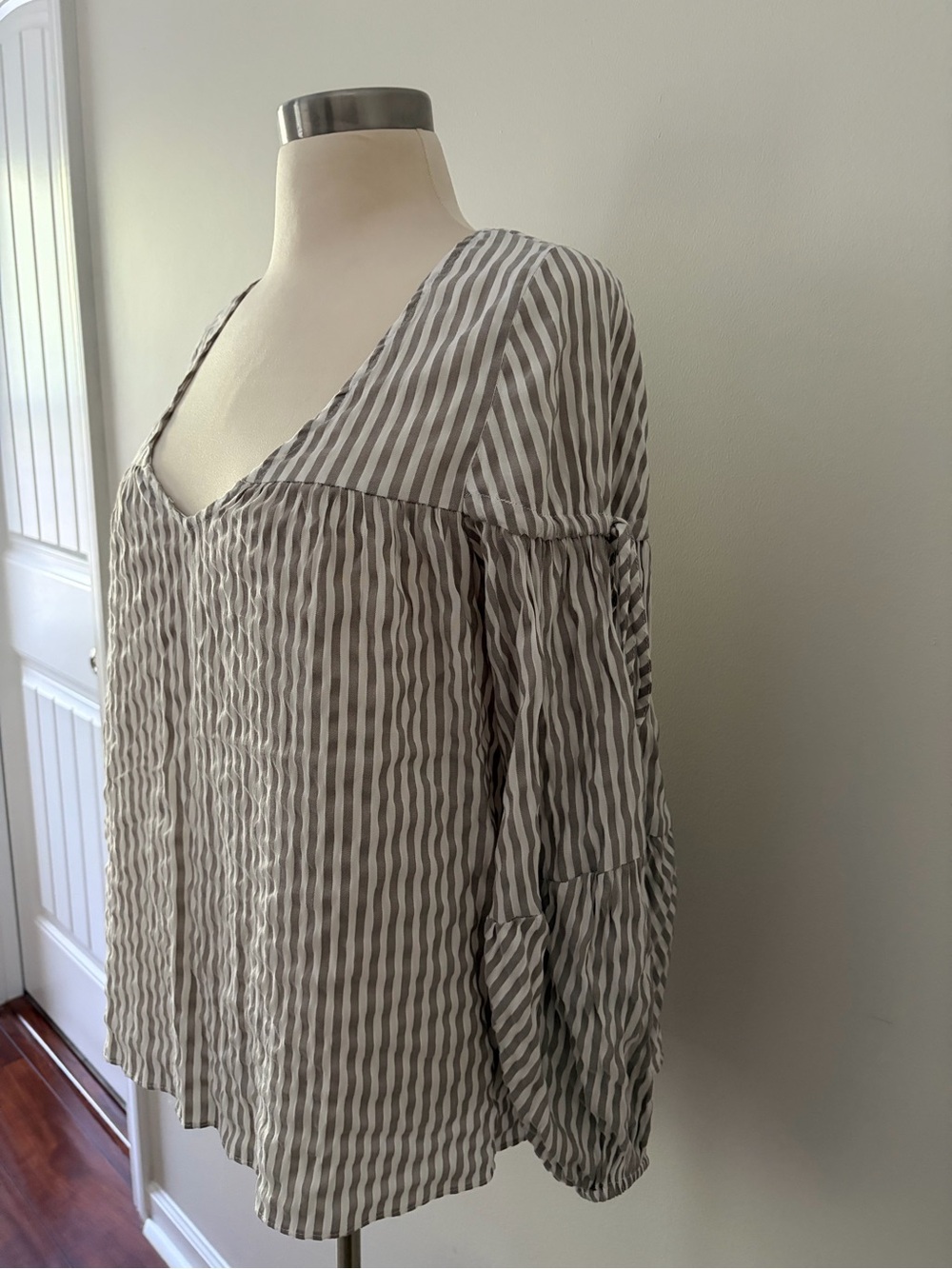 Mustard Seed Peasant Gray & White Striped Rayon V-Neck Blouse Balloon Sleeves S - Picture 4 of 8